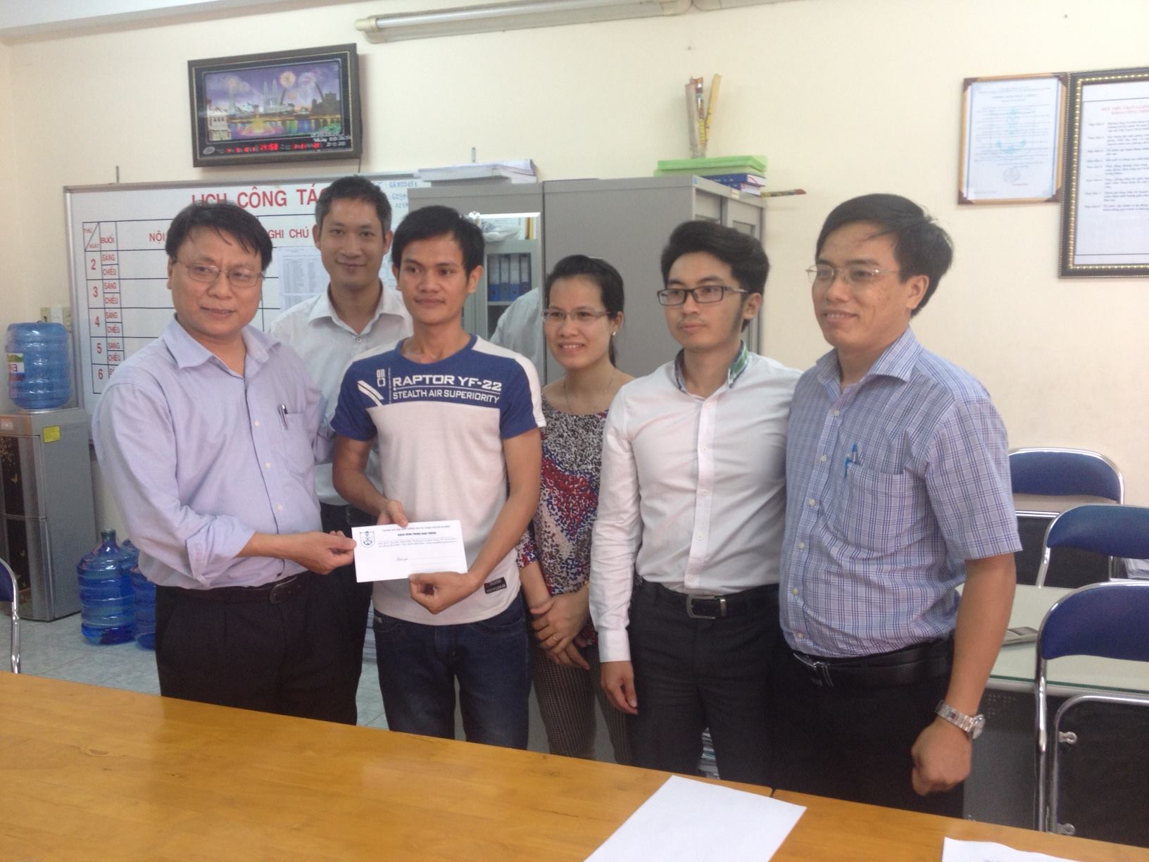 Khoa Công trình giao thông hỗ trợ sinh viên Nguyễn Hữu Nam quay lại giảng đường