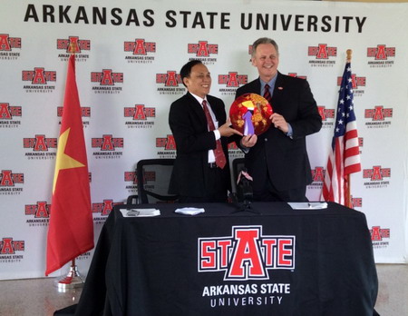 Trường Đại học Giao thông vận tải TP. Hồ Chí Minh ký liên kết đào tạo với Trường Đại học Bang Arkansas (Hoa Kỳ)