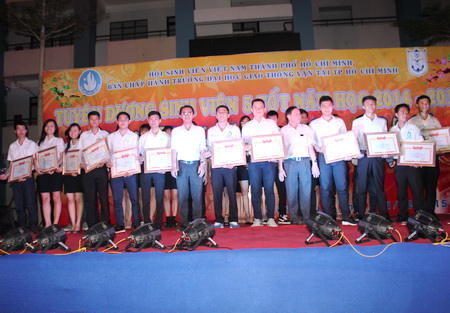 Sinh viên Trường ĐH Giao thông vận tải TP. Hồ Chí Minh phấn khởi hòa nhịp chào đón năm mới 2016